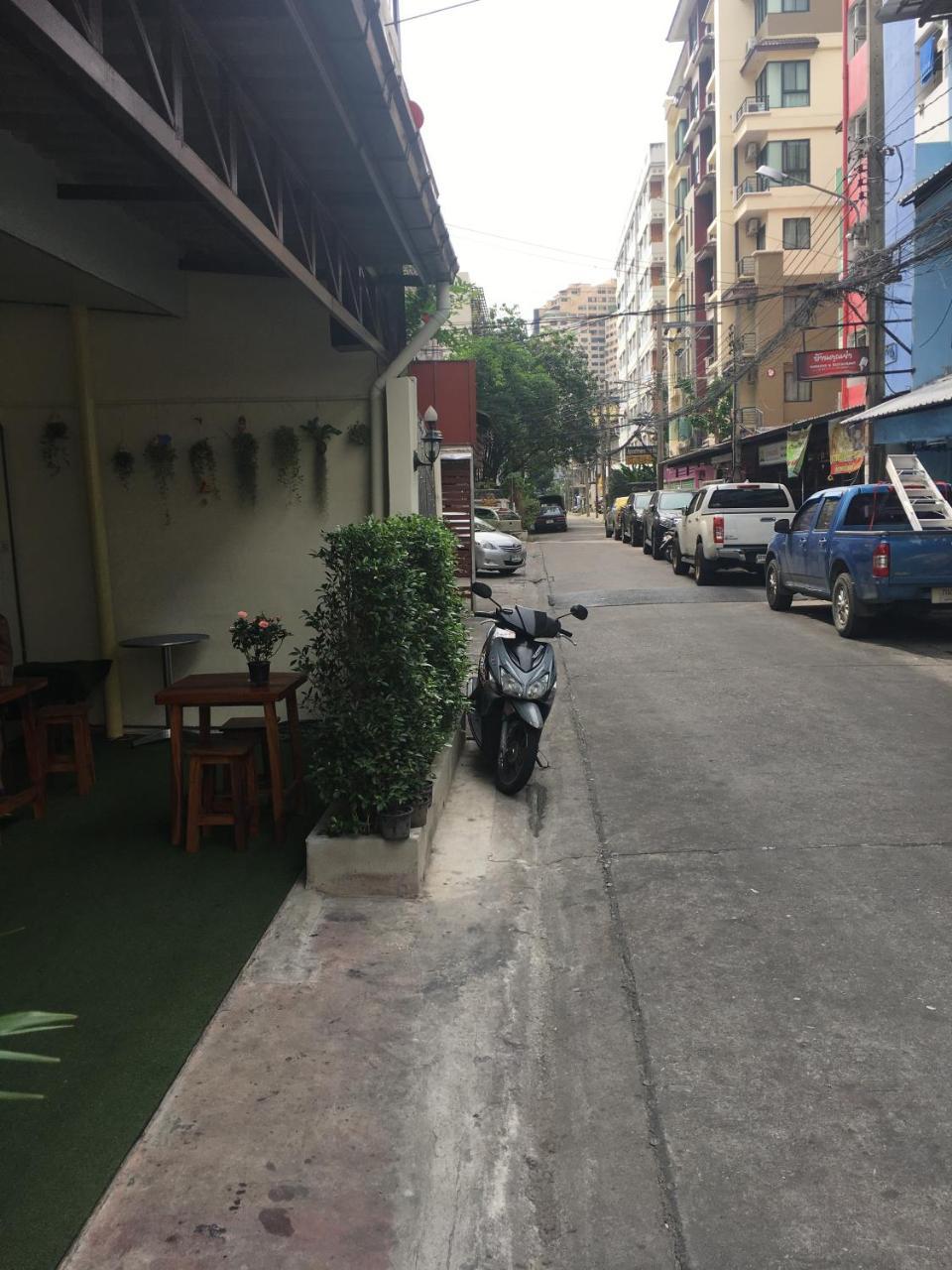 The Baan Nathong Hostel Bangkok Exterior photo
