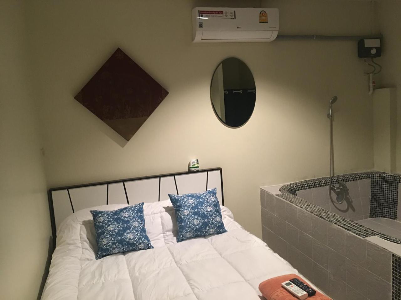 The Baan Nathong Hostel Bangkok Exterior photo