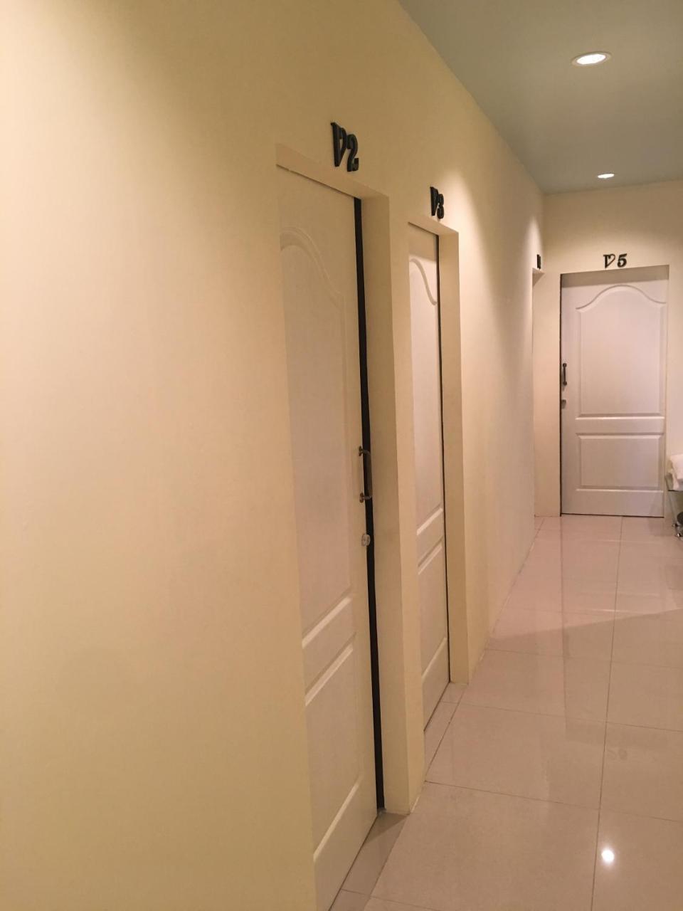 The Baan Nathong Hostel Bangkok Exterior photo
