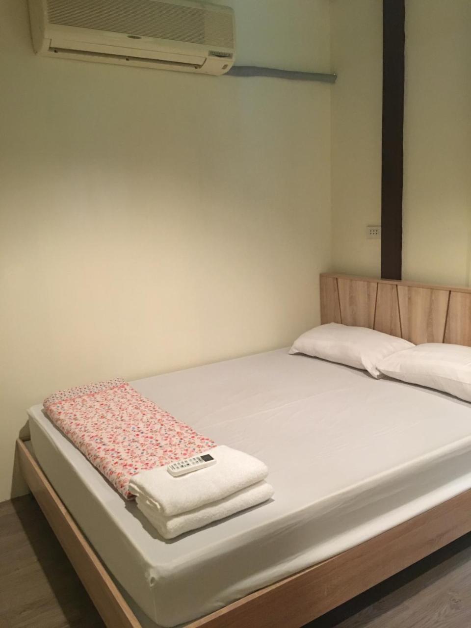 The Baan Nathong Hostel Bangkok Exterior photo